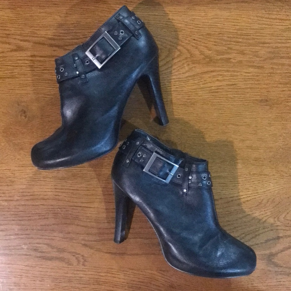 2/14$!Sz8 Black low cut high heel booties w/buckle & rivet detailing @cuff EUC - Picture 1 of 6